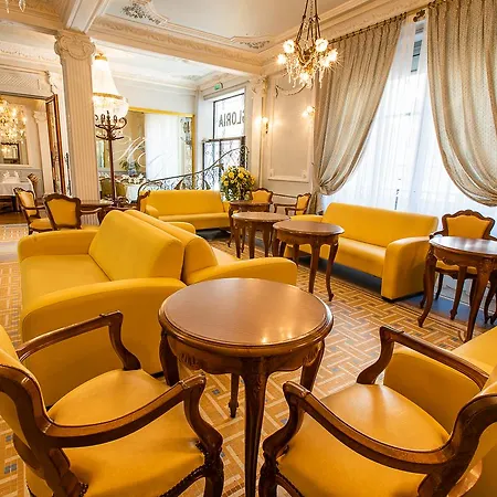 Gloria & Avenue 3* Lurdy