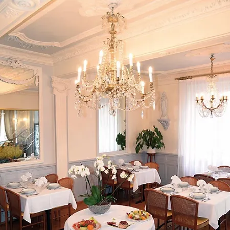 Gloria & Avenue Hotel Lurdy