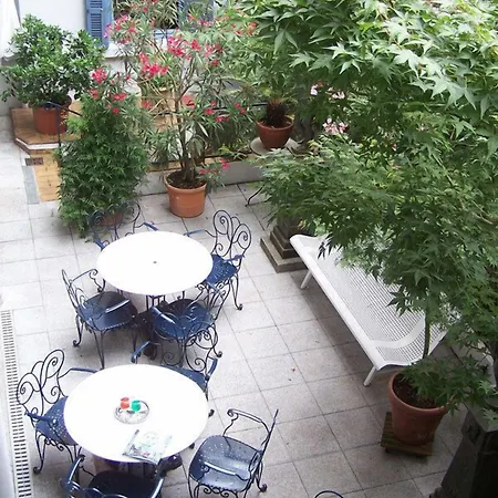 Gloria & Avenue Lurdy