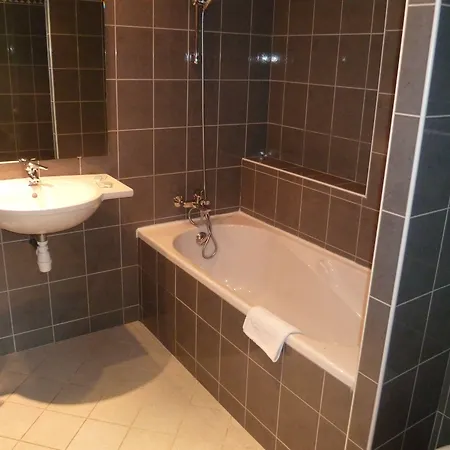 Gloria & Avenue Lurdy