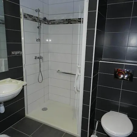 Gloria & Avenue 3* Lurdy