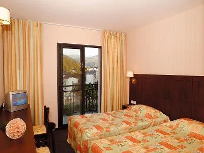 Gloria & Avenue 3*